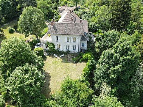 For sale, 1 hour from Lyon and Geneva, a beautiful property whose origins date back to the 18th century in a dominant position. The real estate agency Henry's Real Estate offers this house of about 430 m2 offering on the ground floor, a large entranc...