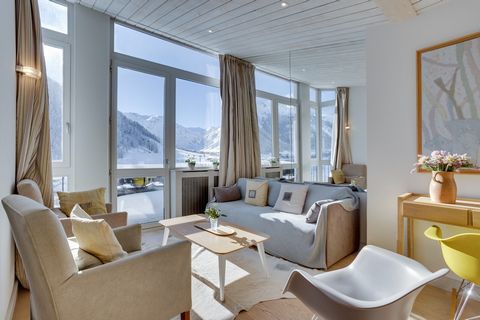 You're sure to fall in love with this four-bedroom duplex apartment in the center of Val d'Isere, with panoramic views over the Village. This 120 m2 apartment comprises a bright living room with fitted kitchen and dining area, a study, four bedrooms,...