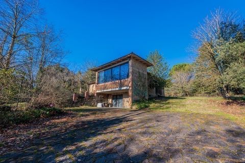 Just a few km from the center of San Gimignano, this two-storey villa in need of renovation is situated in an absolutely secluded location on a plot of approx. 5,000 m². The building extends over two floors, with the basement housing the cellar and g...