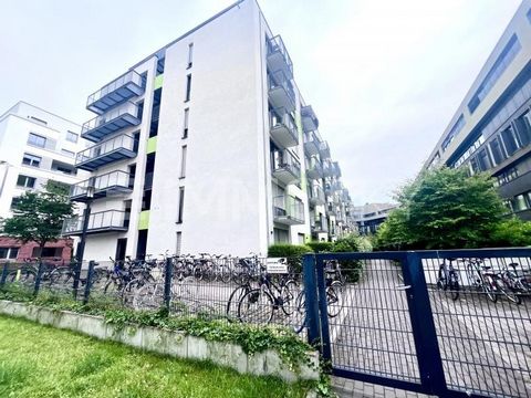 Le bel appartement 1 chambre d’une superficie de 23 m² est situé à Francfort-Gallus, dans un quartier central et populaire de la ville. L’emplacement se caractérise par une bonne infrastructure et d’excellentes liaisons de transport en commun. Des bo...