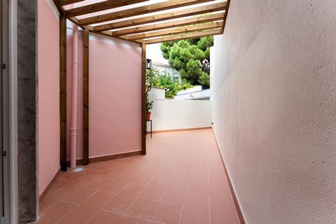 Fantastic 2-bedroom apartment with terrace in the heart of Príncipe Real, located on a quiet street with little car traffic. It was fully renovated in the summer of 2024. The property features a living room with a kitchenette that opens onto a cozy 2...