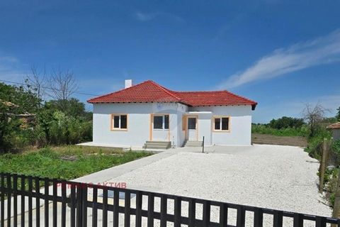 Het is met veel genoegen dat wij u dit nieuwe landelijke huis op de markt presenteren dat te koop staat in het dorp Dropla, regio Dobrich, Bulgarije. De woning is gebouwd in 1990. De woning is gelegen op één verdieping en biedt een totale woonoppervl...