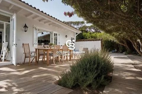 Ne manquez pas cette occasion rare d'acquérir une villa de plus de 150 m² à rénover, située sur un terrain de plus de 1000 m², à seulement 100 mètres du magnifique Bassin d'Arcachon. Cette maison spacieuse s'étend sur deux niveaux et dispose égalemen...