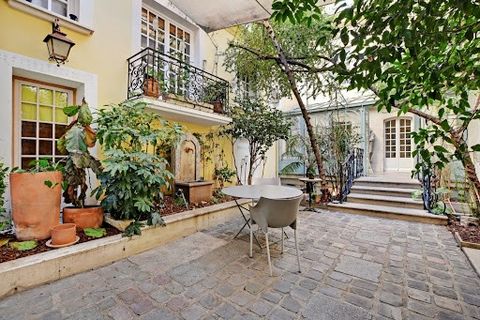 In the heart of the Marais, on a quiet street just a short distance from Saint-Paul and Place des Vosges. Discover a magnificent mansion with elevator and swimming pool. 9 bedrooms / 13 bathrooms. 50 m2 interior courtyard. 1 covered parking lot. Buil...