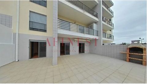 Excelente apartamento T3, com um grande terraço de 50 m2 e com churrasqueira, na Quinta das Pevides, em Mafra. Área social separada da área privativa por um hall e duas portas garantindo total privacidade. Tem 3 quartos, sendo um em suite e 3 casas d...