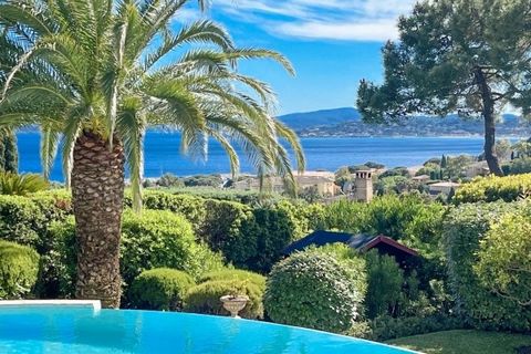 Quietly located in a cul-de-sac and out of sight, villa with timeless charm and extremely careful services. Benefiting from a panoramic sea view, the villa of 165m² of living space is composed on the ground floor: a living room with fireplace, a dini...