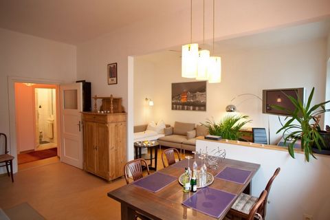 Die geräumige 75m² große 2-Zimmer-Wohnung ist eine besonders attraktive Option für Langzeitmieter. Die absolut ruhige Wohnung befindet sich in der dritten Etage (ohne Aufzug) und punktet mit einem wunderschönen Blick auf die Nordkette. Die Wohnung bi...