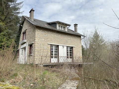 Op een steenworp afstand van het stadscentrum van het dorp Corrèze, een volledig te restaureren huis bestaande uit op de begane grond keuken, woon/eetkamer, slaapkamer, badkamer en toilet. Op de 1e verdieping twee slaapkamers op een rij met grote ber...