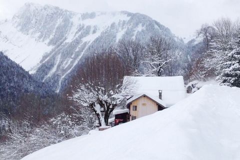 Découvrez la retraite parfaite pour votre prochaine escapade en groupe dans ce chalet en bois enchanteur à Rossinière. Conçu pour accueillir confortablement jusqu'à 14 personnes, ce chalet spacieux est un havre de détente et d'amusement, offrant une ...