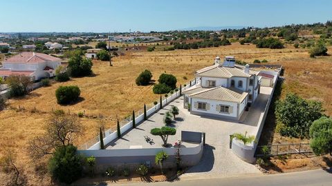 Located in Albufeira. We present this stunning two-story villa, located in the charming Village of Guia, Albufeira, in the heart of the Algarve. This luxurious property boasts a total area of 1,000 m² with an expansive living area of 307 m², perfectl...