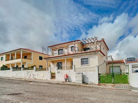 4 bedroom villa, semi-detached only by the garage, in a quiet urbanisation in the Bombarral area. Close to the centre of Bombarral where it has several services, shops, schools, for your day-to-day life. This villa is set on a plot of 420m2 and consi...