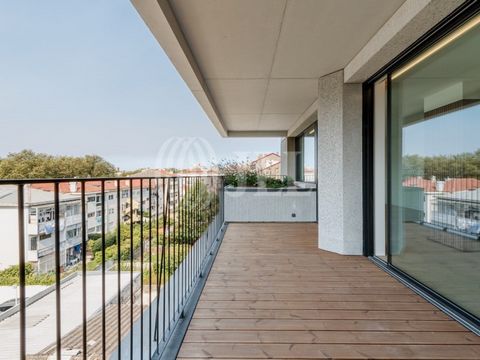 Apartamento T4 duplex, penthouse, com 415 m2 de área bruta privativa, garagem para quatro carros, na Foz do Douro, Porto. Inserido no Foz Terraces, é composto por ampla sala, cozinha totalmente equipada, garrafeira, lavandaria e casa de banho social....