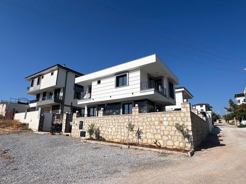 Gloednieuwe villa te koop gelegen in Didim Altinkum resort. 3 slaapkamers, 3 badkamers, een woonkamer met een aparte keuken en woning heeft een eigen landschap en zwembad en parkeerplaats ook beschikbaar.   Privé tuin Terras Balkon Enkele garage Park...