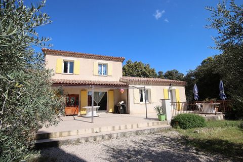 Wenn wir Carpentras verlassen, nehmen wir den Weg, der zum Tor führt, das die Villa bewacht. Wenn wir die schöne Terrasse überqueren und das Gebäude betreten, müssen wir uns entscheiden. Betreten Sie die große Küche oder betreten Sie das Wohnzimmer? ...