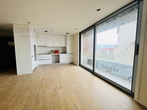 Nouvelle résidence privée dans le centre-ville d'Espinho. Appartements avec de grandes surfaces, des finitions de haute qualité et avec un design moderne et fonctionnel. Cet appartement situé au 2ème étage, dispose d'un balcon et d'une place de parki...