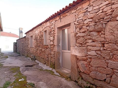 Morue. Poste 7084 MAISON ET TERRAIN DANS LE VILLAGE HISTORIQUE D’ALMEIDA, deux propriétés une maison partiellement réhabilitée plus un terrain Avez-vous déjà pensé à avoir une maison pour y vivre, passer des vacances ou monétiser, à bas prix, aux por...