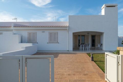 Situate nel resort privato Mare Blu, nel cuore della costa di Ostuni, le Blue Sea Villas dispongono di vari servizi in comune, come una grande piscina, un campo da tennis e da calcio e persino un piccolo anfiteatro. La nuova villa indipendente è circ...