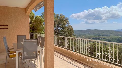 Entdecken Sie diese schöne Villa in PORTO VECCHIO, die Ruhe und Stille bieten einen unvergleichlichen Lebenskomfort. Mit seinen 5 Schlafzimmern, die sich auf zwei Ebenen verteilen, ist dieses Anwesen ideal für eine große Familie oder um Gäste zu empf...