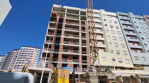 Appartement T3, situé dans un immeuble en construction (18 unités, 9 étages et deux espaces commerciaux), avec deux ascenseurs, dont la fin des travaux est prévue pour fin 2025. Très bien situé, dans une zone de bâtiments hauts et homogènes. La vue e...