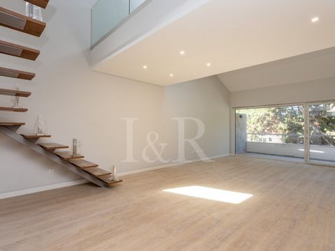 Fantastic 3+1 bedroom apartment with an area of 204 sqm, located in the center of Carcavelos. This apartment has an entrance hall, a social bathroom, a closed and equipped kitchen with a balcony and clothes rack, a spacious living room of 41 sqm and ...