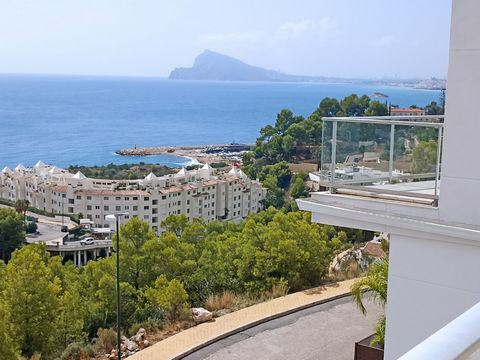 Zonnig penthouse in Altea in de buurt van El Mascarat, met een spectaculair uitzicht op zee en een panoramisch uitzicht, in een gebouw met lift, van de appartementsverdieping naar de garagevloer, prachtige tuinen en gemeenschappelijk zwembad. Op slec...