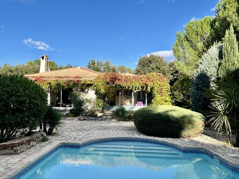 L'agenzia ESSENTIEL vi presenta in un villaggio a nord di Montpellier una bellissima villa recentemente ristrutturata. Questa villa combina comfort e servizi moderni con fascino e tranquillità. della natura circostante. Scoprirete un bellissimo soggi...