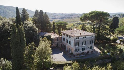 The Villa is a historical jewel, already chosen by the Etruscans, as a dwelling between the Valdichiana and the Val d'Orcia. The building then had its maximum splendor in the 19th century and today it has been perfectly restored immersed in a large u...