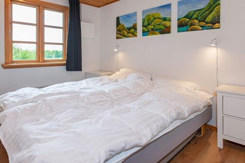 Willkommen in diesem gemütlichen Ferienhaus mit Seeblick zum nahen Øjesø, perfekt für einen entspannten Urlaub mit Ruhe und Natur bis hinunter zum Seeufer. Im Ferienhaus moderne Küche mit Geschirrspüler. TV-Wohnzimmer mit WLAN, Chromecast und Apple T...