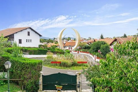 Cette charmante maison sur deux niveaux, située dans le paisible quartier St Joseph de Saint-Jean-de-Luz, au bout d'une impasse, est une véritable perle rare à découvrir. A seulement 15 minutes à pied du centre-ville et de la grande plage, avec ses b...