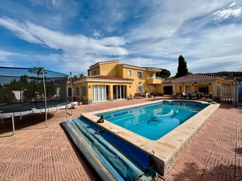 Villa in Hoya de los Patos, Busot. Dieses atemberaubende Anwesen befindet sich in einer gut angebundenen Urbanisation, nur wenige Kilometer von der Stadt Alicante und dem Strand von San Juan entfernt. Die Gegend bietet eine Vielzahl von Sport- und Fr...