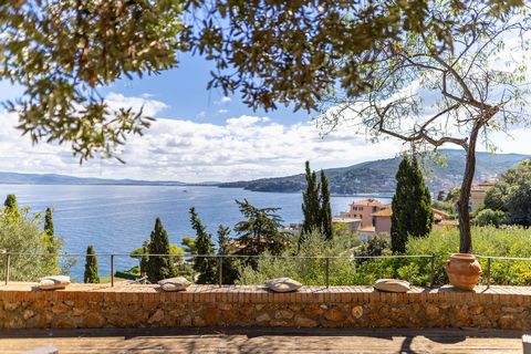 Porto Santo Stefano, loc. Caletta Представляем на продажу эксклюзивную недвижимость, расположенную в одном из самых востребованных районов Арджентарио. Эта вилла, отличающаяся современным и самобытным дизайном, расположена в нескольких шагах от моря,...