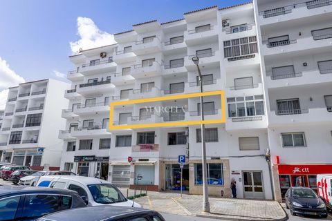 Découvrez cet appartement confortable situé au cœur de Lagos. Avec deux chambres spacieuses, un salon, une cuisine et une salle de bain, chaque pièce bénéficie d'un balcon, le tout orienté à l'est. Sa situation centrale offre un accès facile à toutes...