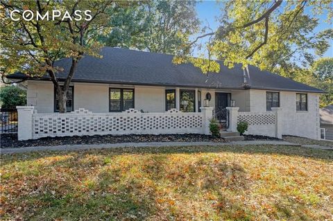 Lage, Lage, Lage! Dieses schöne Backstein-Ranch-Haus befindet sich in der begehrten Unterteilung von Claymont in Briarcliff. Betreten Sie das Haus durch einen malerischen, geschlossenen großen Backsteinhof und eine Veranda. Perfekt, um sich zu unterh...