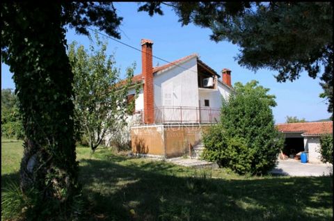 Location: Istarska županija, Pazin, Stari Pazin. Pisino, casa con ampio giardino in una posizione tranquilla. A pochi minuti a piedi dal centro di Pisino si trova una casa con una superficie totale di 248 m2. La struttura dispone di due appartamenti,...