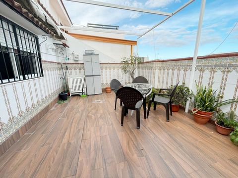 Le presentamos un espectacular Ático dúplex con garaje y trastero en calle Vázquez López de HUelva.~Cuatro dormitorios y dos baños. ~Primera planta salón comedor, cocina co office, cuarto de baño, y terraza de 25 metros cuadrados. ~Segunda planta tre...