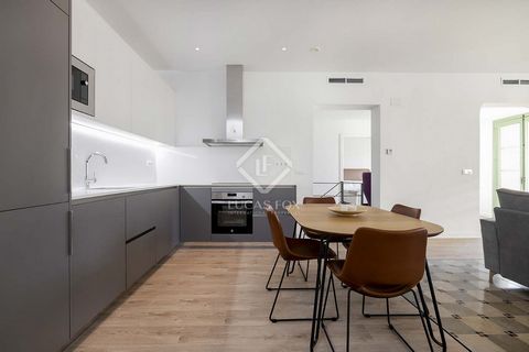 We invite you to explore this stunning, fully renovated duplex in the iconic Palau Castel de Pons building , in the heart of Barcelona's Gothic Neighbourhood . With three bedrooms, two bathrooms and a private terrace, this duplex combines the city's ...