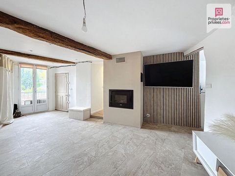 NOUVEAUTE ! SEILLANS 83440 - Grand appartement RENOVE de 3 pièces d'une surface de 80 m2 au 2ème étage d'une petite copropriété de 4 lots, au coeur du vieux village de Seillans. Sans vis à vis et sur une jolie placette typique. Une belle opportunité ...