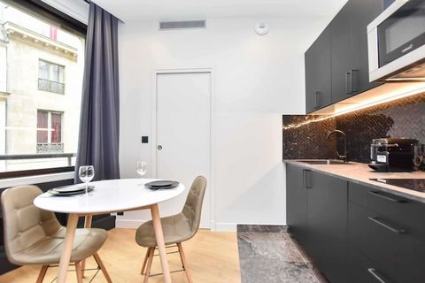 Checkmyguest biedt u een elegante studio in het hart van Parijs. Deze charmante accommodatie van 25 m², ideaal gelegen op de tweede verdieping, biedt een moderne en comfortabele leefruimte. Gelegen in de levendige wijk Chaussée-d'Antin, op een steenw...