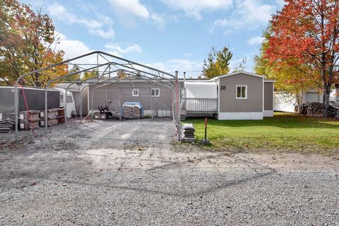 Welcome to 209 Route 138 in St-Augustin! Completely renovated, it offers you a beautiful living space and the addition of the extension offers you a spacious and welcoming entrance hall. Mobile home on land rented at $210 per month, to live in or to ...