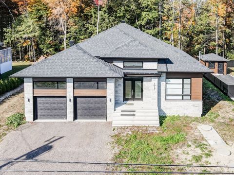 Magnifique plain-pied, avec garage double! Superbe propriété nichée sur un vaste terrain boisé de plus de 16 000 pi², sans voisins à l'arrière, offrant tranquillité et intimité. Située dans un secteur recherché, à proximité des services et des autoro...