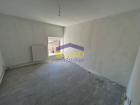 Appartement idéal 1er achat ou investisseur d'une surface de 78 m2 au 2ème et dernier étage d'une petite copropriété. Appartement totalement rénové ( en cours de fInitions) avec une entrée ouverte sur coin cuisine semi équipée / belle pièce de vie lu...