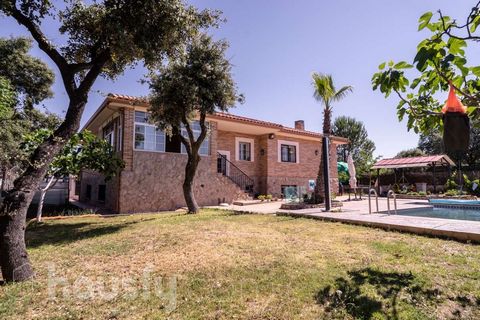 Housfy ofrece a la venta encantadora casa en Nuevo Baztán. Esta luminosa vivienda con piscina, construida en 2005 con los mejores materiales en calle sin salida aportando mucha tranquilidad. Características: - Fenomenal casa independiente de 350 m² d...