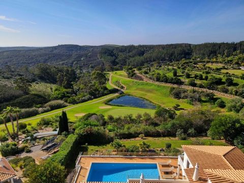 Superbe villa de 5 chambres et 4 salles de bains, dotée d'une piscine de 12 x 5 mètres, idéalement située au cur d'un parcours de golf 18 trous. Orientée plein sud, elle bénéficie d'une vue imprenable sur le green ainsi que sur l'océan au loin. Un va...