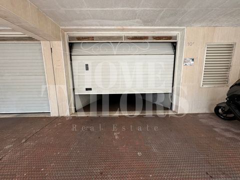 Box located in Basement -1 on Rua Augusto Macedo, for a car and a motorcycle and storage space, with excellent access. Located in the Prime area of Telheiras, 1min from the mainland and the Supera Gymnasium. With excellent access and all the local co...