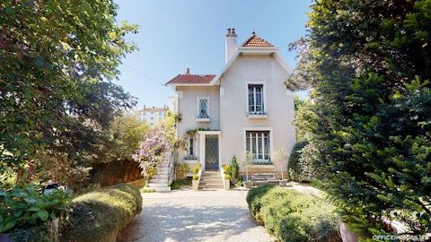 Maison de 1928 Intérieur rénové et isolé il y a 2ans Pompe à chaleur 500 800 euros habite depuis 1987 Retraite 1er janvier. Repartent sur Avignon.