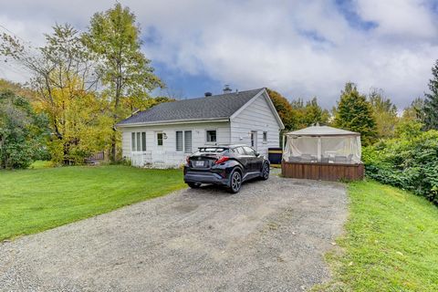 Charmante maison à vendre située à Haute-Saint-Charles, idéale pour une famille ! Vous profiterez de moments conviviaux avec ses 4 chambres à coucher, un salon lumineux et une salle familiale accueillante. Deux espaces de rangement supplémentaires pe...