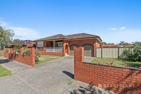 Soignée, solide et bien entretenue, cette maison en briques surélevée offre beaucoup d’espace pour les familles nombreuses, avec quatre chambres généreuses, de grands espaces de vie et un bloc substantiel, dans une poche pratique et calme à proximité...