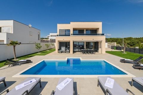 Zum Verkauf steht eine Luxusvilla mit Swimmingpool in Šankovi stani in der Nähe von Novalja. Harmonisch angelegter Garten von 600 m2 mit wunderschönem Blick auf das Meer. Die Villa verfügt über zwei Etagen mit einer Nettowohnfläche von 150 m2. Im Erd...