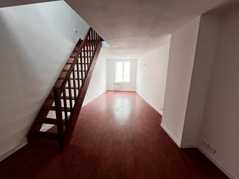 Große Maisonette-Wohnung, Wohnzimmer mit Küchenbereich, Bad renoviert, WC Eine Holztreppe führt zu einem geräumigen, hellen Schlafzimmer Ideale Wohnung für einen Erstkauf oder für eine Mietinvestition Das Hotel liegt im Stadtzentrum, nur wenige Gehmi...