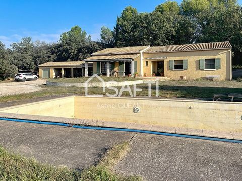 Située à Eyragues (13630) à 6 km de Saint Remy de Provence, belle situation dominante au calme avec vue imprenable sur les Alpilles pour cette maison à rénover. Construite dans les années 80, sur une parcelle de 2000 m2 avec un grande piscine de 5x11...